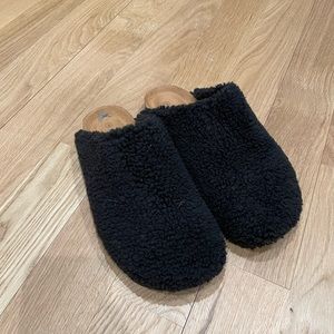 Wild Diva black faux shearling slipper clogs size 8
